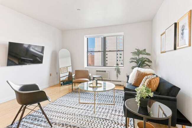 Foto del edificio - 115 E 102nd St