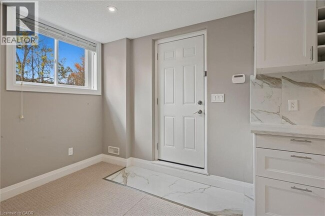 Building Photo - 556 Netherwood Cres