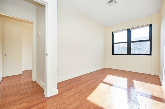 Building Photo - 258 W 135th St