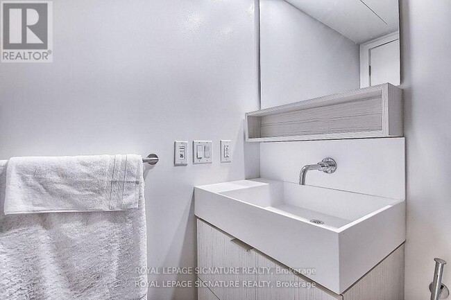 Building Photo - 5 Soudan Ave