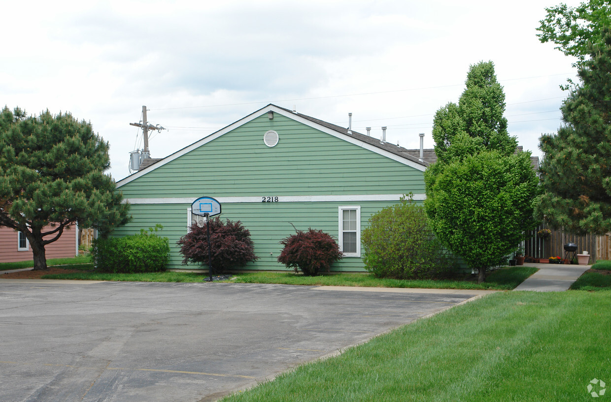 Building Photo - 2218-2226 W Yale Rd