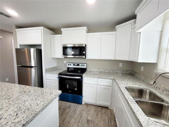 Foto del edificio - 3808 Las Vistas Ln