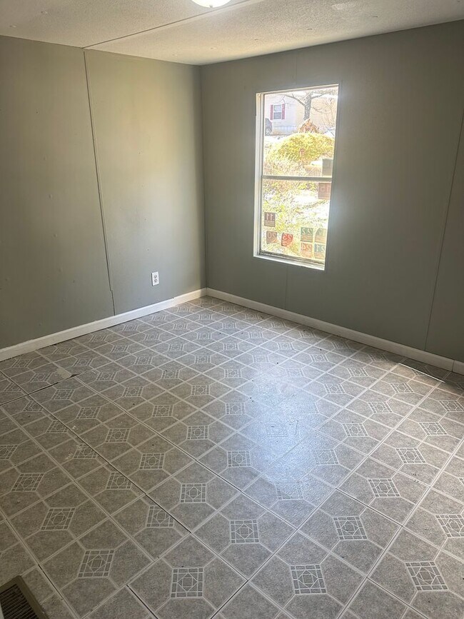 Building Photo - 61 Daniel Dr