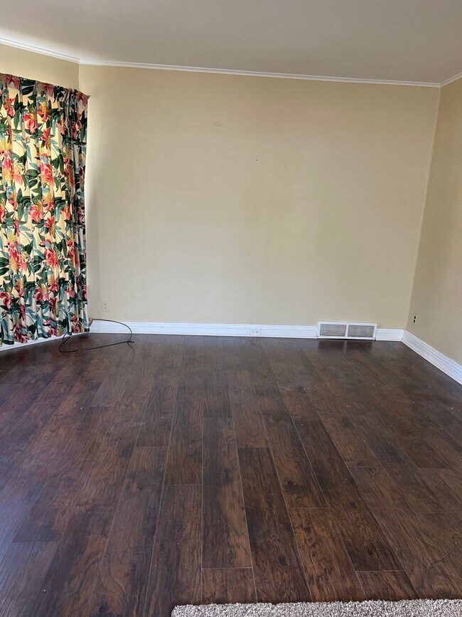 Building Photo - Nice 3 Bedroom Home near Downtown