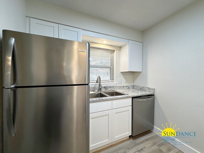 Building Photo - Fully renovated unit with beautiful features!