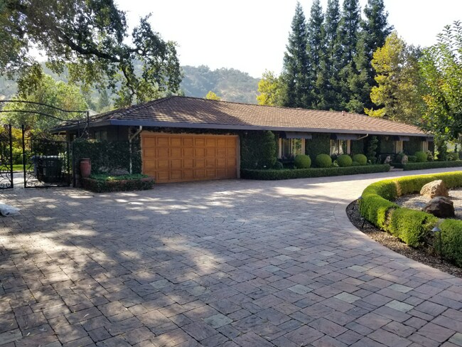 Foto del edificio - 5 Bed 4 Bath Gated Home In Alamo