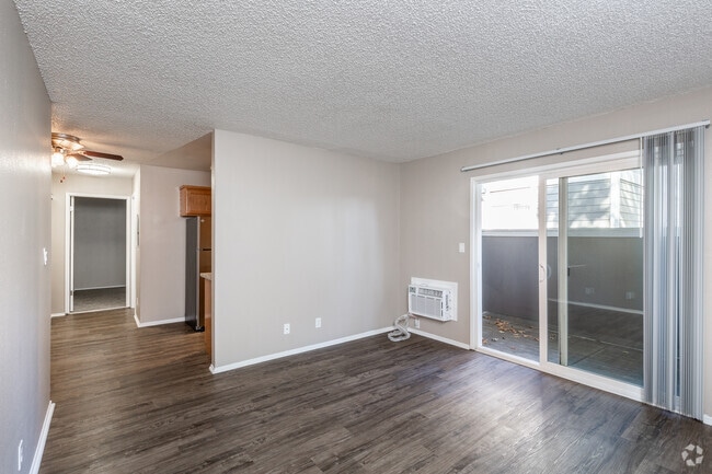 1BR, 1BA - Living Room - Peachwood