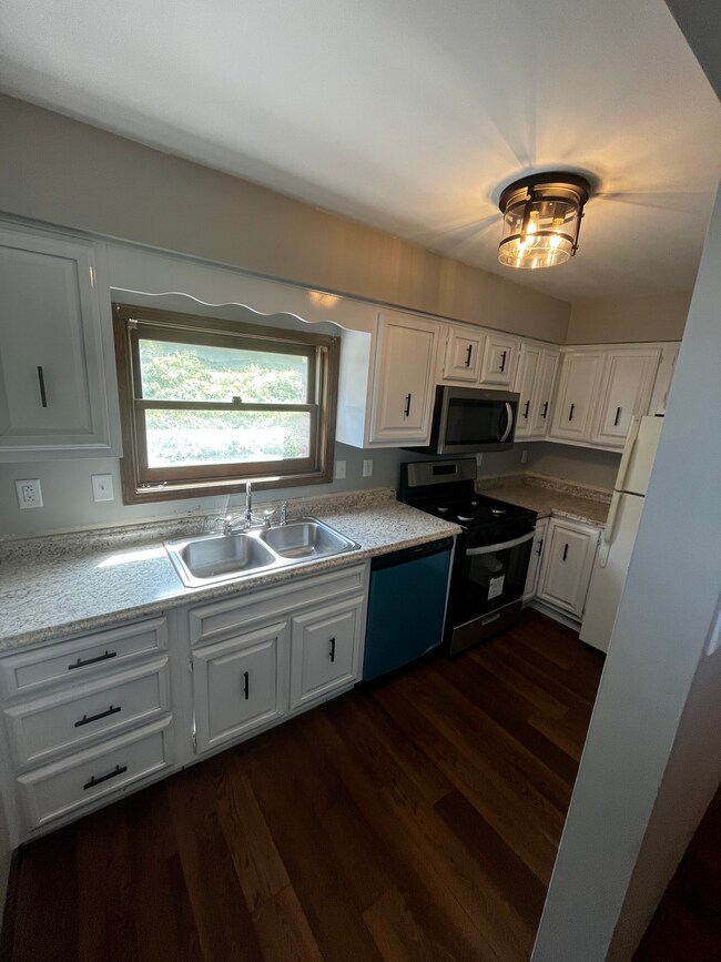 Kitchen - 524 W 5th Ave