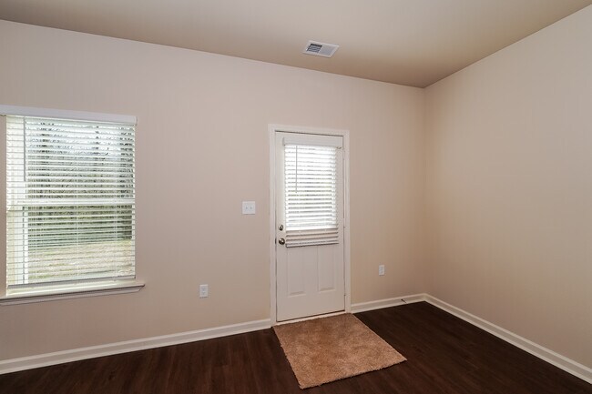 Foto del edificio - 484 Clover Cir
