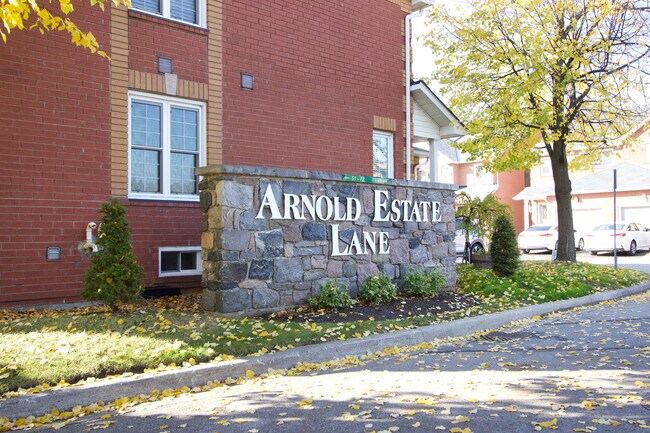 Photo du bâtiment - Superb 3-Bedroom Townhouse for Rent in Ajax