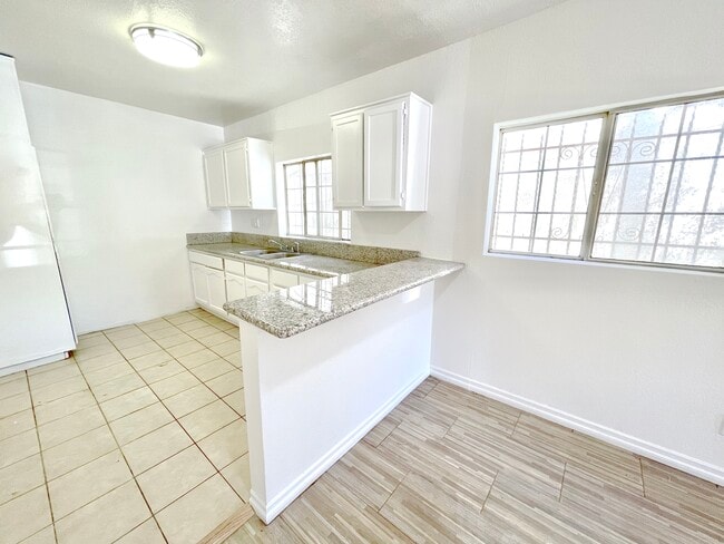 Building Photo - 636 W 85th St