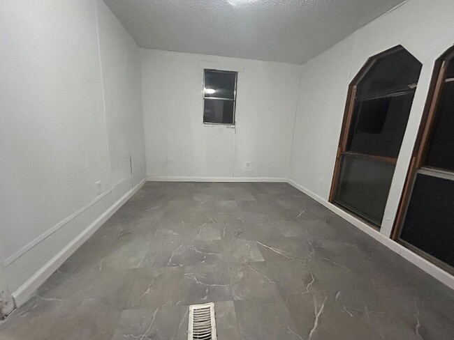 Building Photo - Rent this 2 Bedroom/2 Bathroom Home in GAS...