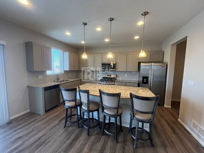 Foto del edificio - 15899 Warner Dr