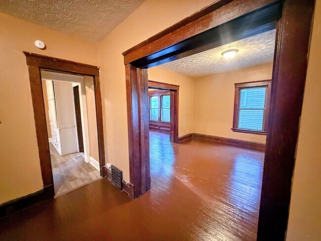 Building Photo - 638 Merton Ave