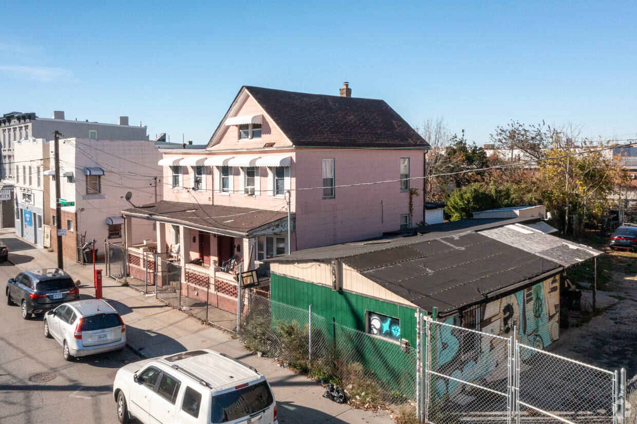 Foto principal - 11124 Rockaway Beach Blvd