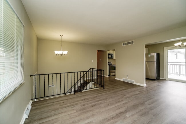 Building Photo - Beautiful 5 Bedroom