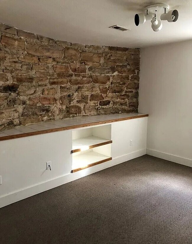 Foto del edificio - 325 E Mulberry St