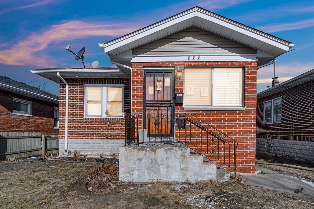 Foto principal - Remodeled Home With Garage