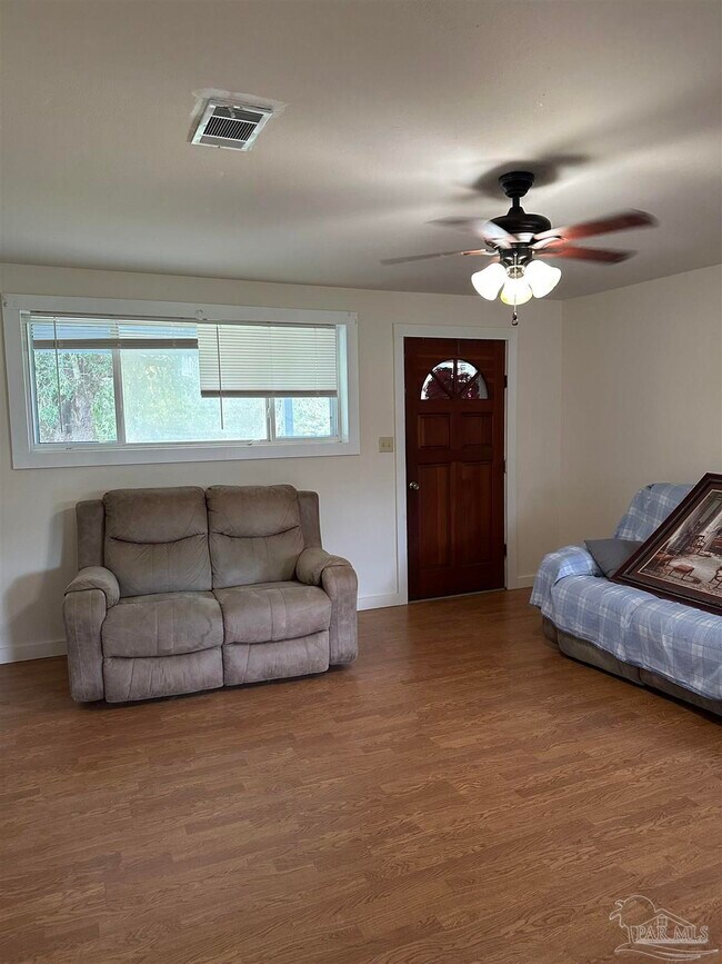 Foto del edificio - 1052 Well Line Rd