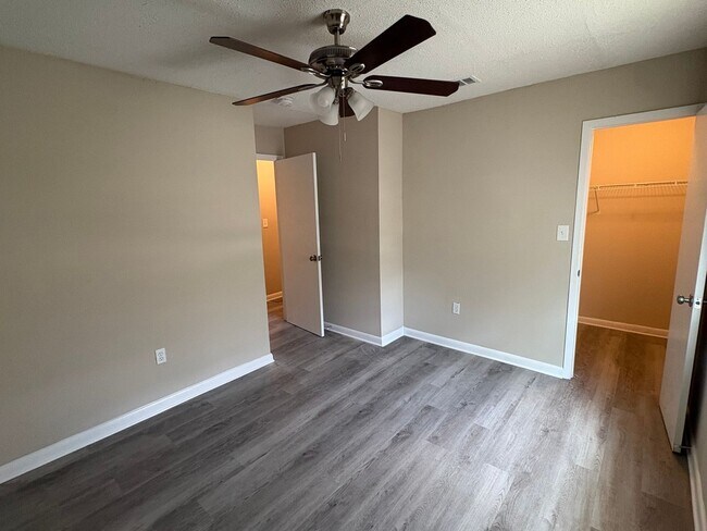 Foto del edificio - Beverly Manor Newly Renovated 2 Bedroom 1....