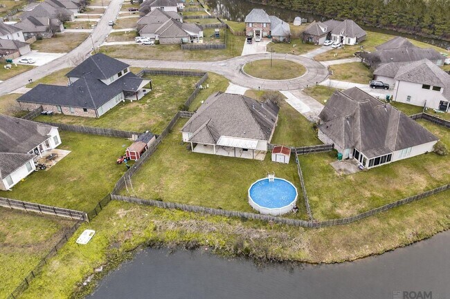 Foto del edificio - 13440 Larch Ct