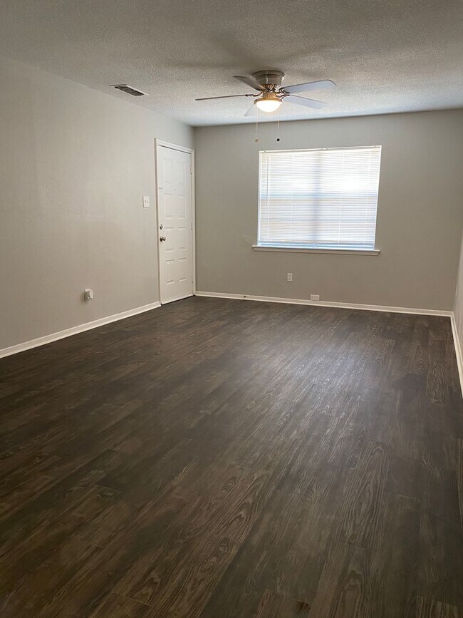 Building Photo - 2 Bedroom 1 Bathroom Unit