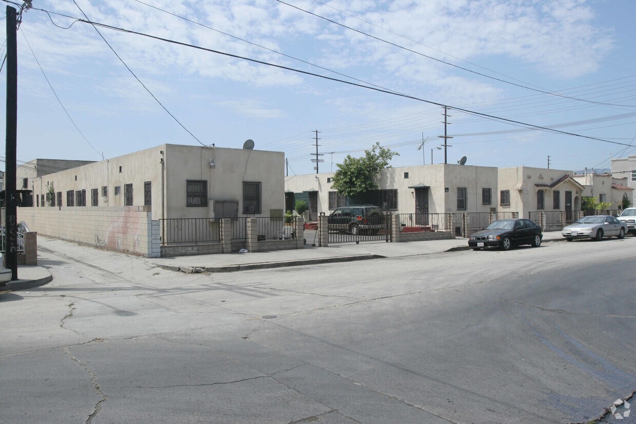 Primary Photo - 220-230 W F St