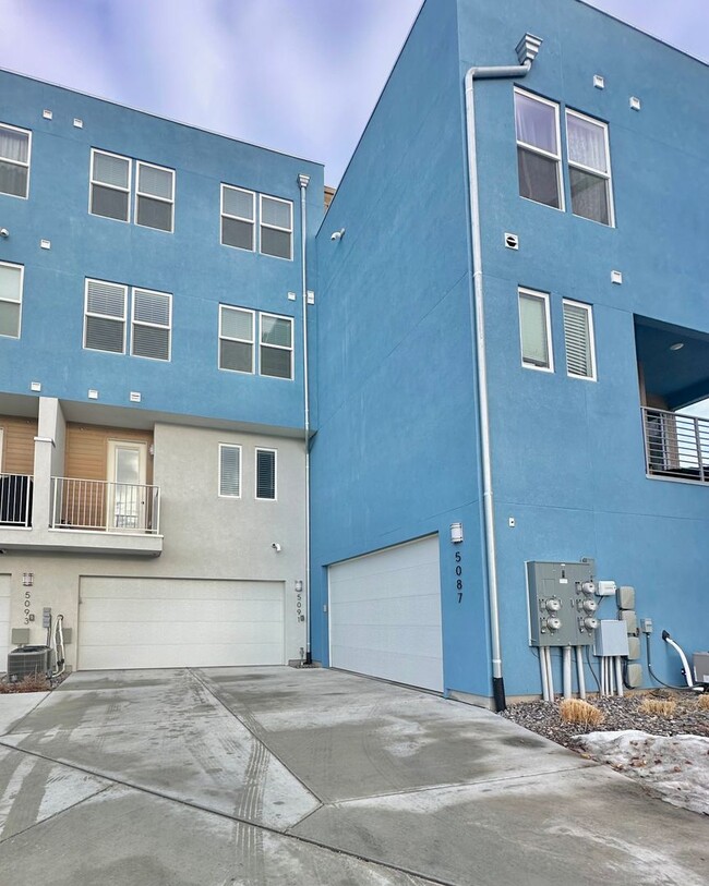 Building Photo - Beautiful 4 Bed 2.5 Bath Daybreak Townhouse