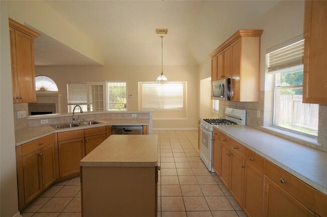 Building Photo - 3811 Stableridge Dr