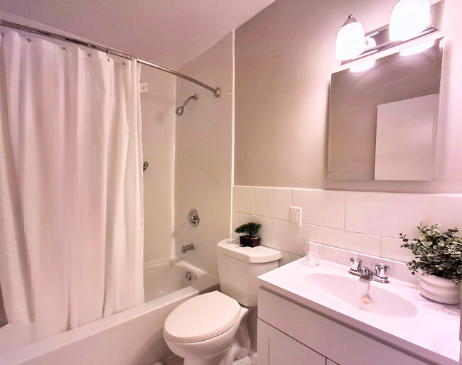 Spacious 4-pc Bath - The Diplomat Apartments