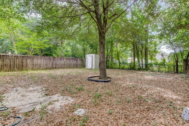 Building Photo - Desirable townhouse centerally located.