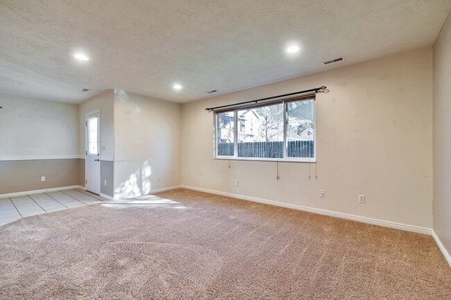 Building Photo - 3 Bed - 2.5 Bath, Beautiful Home in Ogden - Fully Fenced Yard! - Available on June 10th!