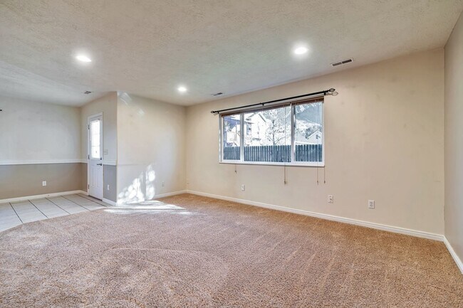 Foto del edificio - 3 Bed - 2.5 Bath, Beautiful Home in Ogden - Fully Fenced Yard! - Available on June 10th!