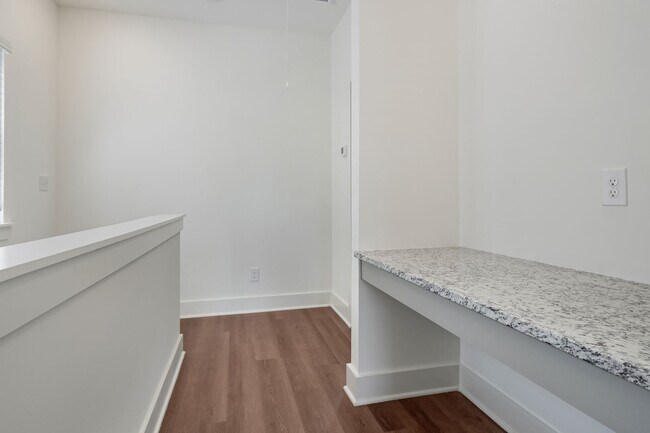 Foto del edificio - WOW! Check out our popular Evergreen floor...