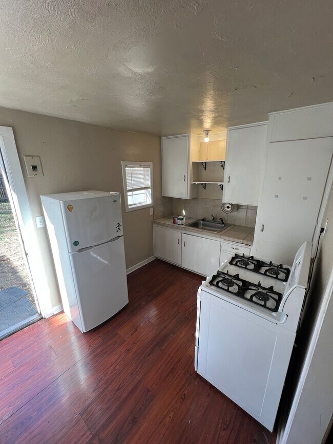 Building Photo - 1 Bedroom Back House - Utilities Included!