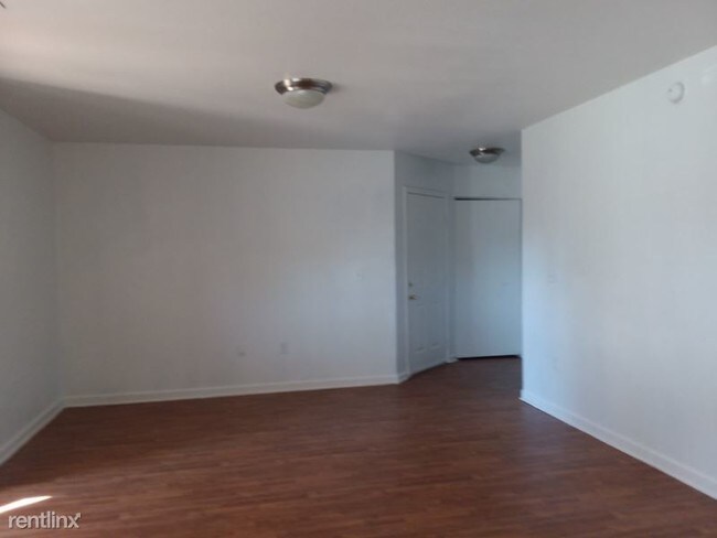 Building Photo - 3 br, 2 bath Apartment - 109 Oakbrook Dr.
