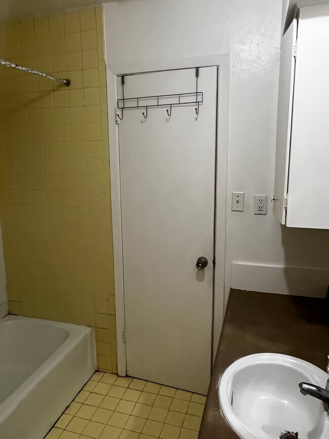 Building Photo - 608 W Alice Ave