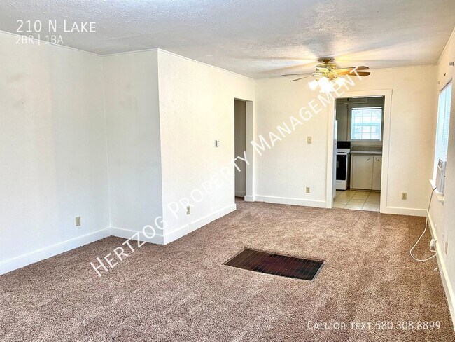 Building Photo - Cute 2 bedroom 1 bathroom home!