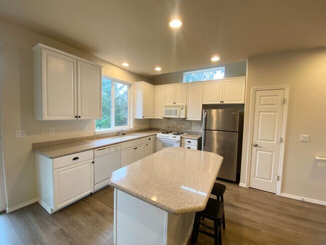 Foto del edificio - Spacious End Unit Town Home Located in Hoo...