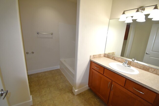 Foto del edificio - 1-Bedroom in Gated Community!