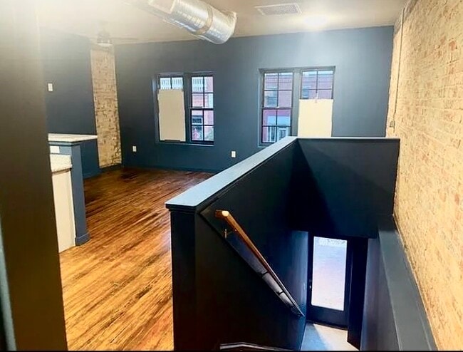 Building Photo - 127 Person St
