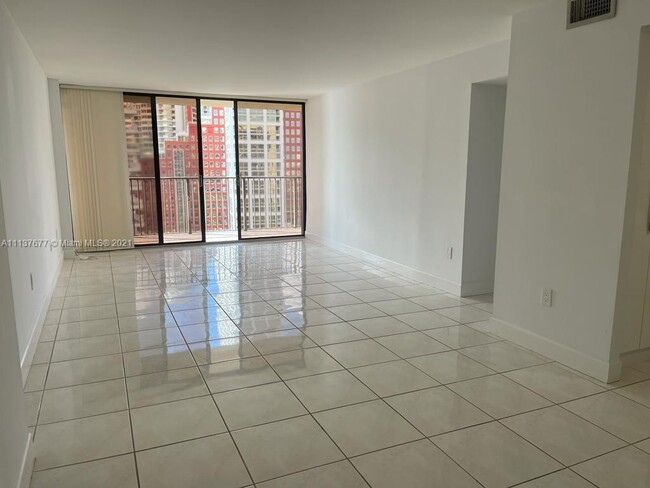 Building Photo - 1450 Brickell Bay Dr