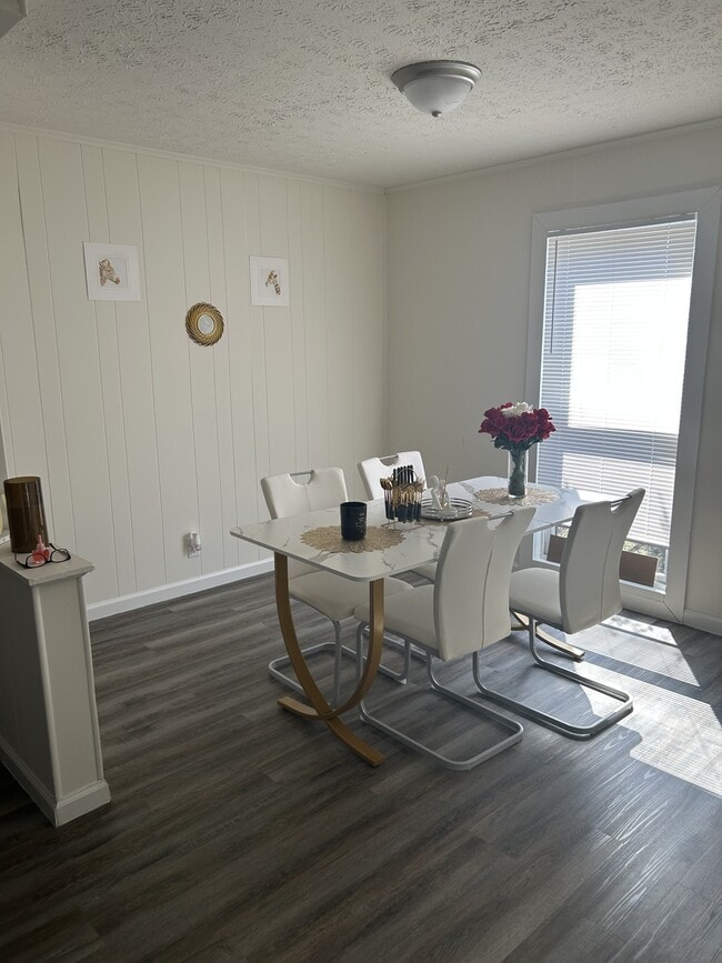 Building Photo - 2523 W Monroe St