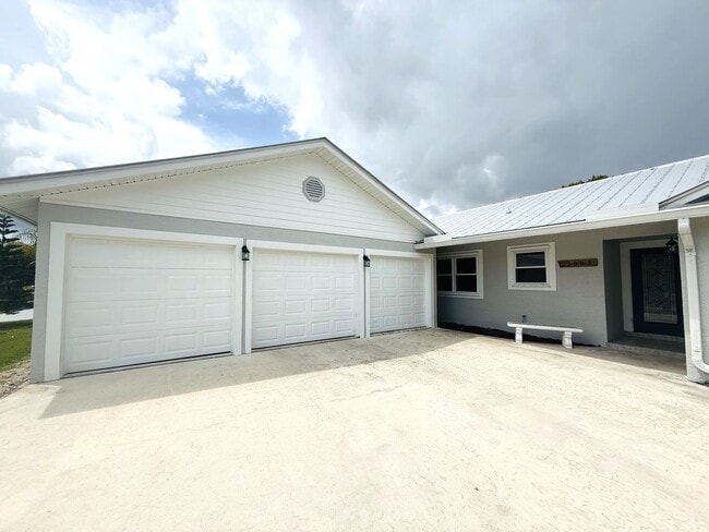 Foto del edificio - Boater's Dream: 4/2.5/3CG home in exclusiv...