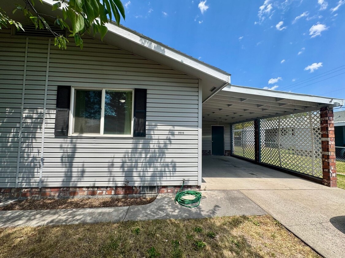 Primary Photo - Renovated 2 bed 1 bath duplex near town ce...
