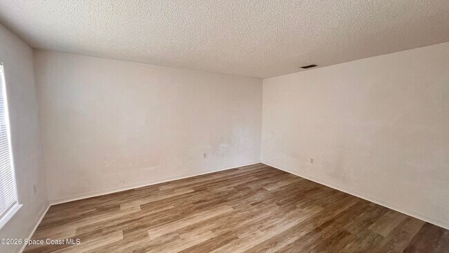 Foto del edificio - 1727 Valcourt St NW