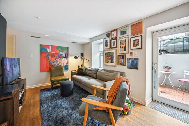 Foto del edificio - 1BR/1BA w/ Private Patio in DuPont Circle! Location, Location, Location!
