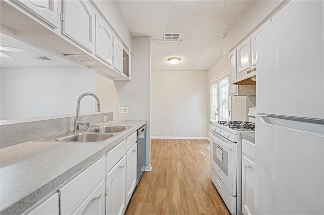 Building Photo - 1213 Dobie Dr