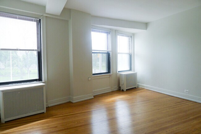 Foto del edificio - 8905 E Jefferson Ave