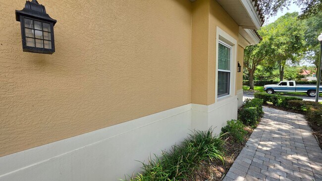 Building Photo - 3 bedroom 3 bathroom 2 car garage townhome in Mission Inn.
